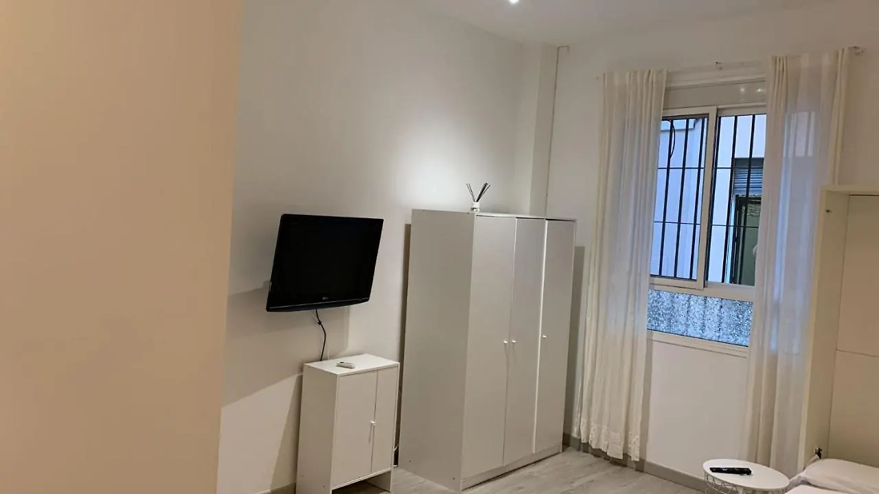 Estupendo estudio al lado de plaza la Merced Málaga 0*,